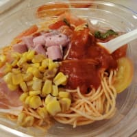 |M3409|神戸中央区役所北『7-11』でホテル飯の買出し。セブン惣菜で開始して、冷製パスタ（トマト・生ハム・チーズ）を頂いたが、完食までノンストップとは・・