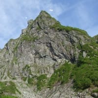 『山は、険しく・美しいから登頂目指す　4（凄いクライマーが、目指す岩壁は、ドーム状や垂直が多いが、いつも、リッジ伝いの登攀で偵察の後は、直登に近い登攀に！）』