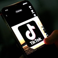 TikTok　中国では不適切扱いの有害コンテンツを米国で配信　