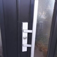 玄関扉のプッシュハンドル修理