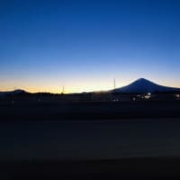 【夕景】走行中の車内からの富士山