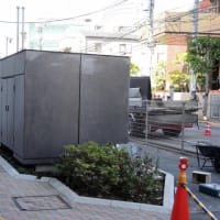 世田谷区役所前に真っ黒なボックスが