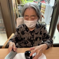 おやつレク『ナスとトマトのピザ』作り