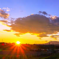 夕日で浮かび出る赤城山と夕日に染まる上空の雲