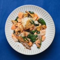 2025.04.20の夕食　銀鮭と鯖の卵巣の他人丼