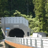 417号冠山トンネルを走る。