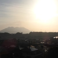 2023年03月29日（水)　日の出が桜島にかかり始めました。