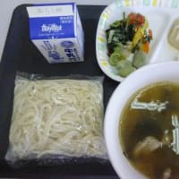 給食「そらまめのさやむきをしよう」