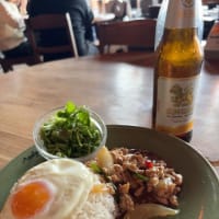 タイ料理とビールを補充して