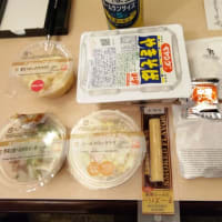 |M3402|立川駅北口の伊勢丹東側ピタゴラス通り『7-11』でホテル飯の買出しです。セブンの惣菜を楽しんで、ペヤングソースやきそばで締めれば大満足・大満腹！