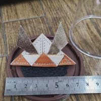 折り紙兜のブローチ
