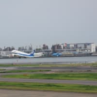 羽田空港　ＡＮＡ機離陸