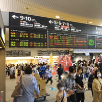 ＪＲ西日本岡山駅の賑わい（２０２３年５月　国鉄色特急やくも号）