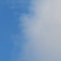 月が、雲を使って隠れんぼ遊び