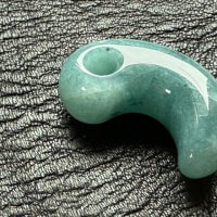 原石そのものの価値から「ヒスイでつくった勾玉」の評価へ・・・コバルトヒスイ勾玉