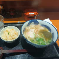 本日のランチは天粉盛へ。かすうどんセットを。