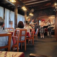 カントリーミュージックを聞きながらハンバーグディナー