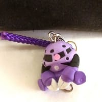 財布のお供に紫の敵メカ？