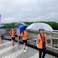 太陽の塔を横に～～～