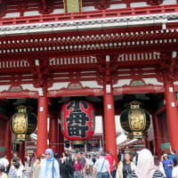 梅雨時の雨の合間に浅草寺辺りを歩いて「神谷バー」で昼酒を楽しんだ。