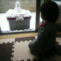 雪と対話する幼児の姿