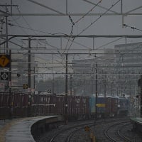 雨に煙る山崎駅