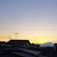 大山と朝日