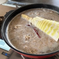 旬のタケノコを原木椎茸と煮ました。