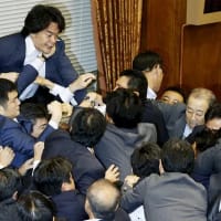 日本維新の会が国民民主党などと「現代の戒厳令」緊急事態条項の条文案まとめる。自分たちの議員任期延長から始めるとはどこが「身を切る改革」か！（呆）。そして市民の権利制限をする「緊急政令」をも検討中。