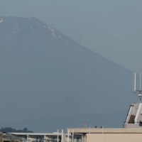 梅雨が明けたら…　富士山雪無し　駅は電気無し　…　乗り越えないとね
