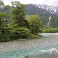 上高地　河童橋へ　４