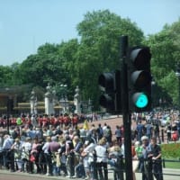 バッキンガム宮殿前の行進