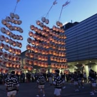 ＪＲ函館駅前広場に “竿燈” 立ち並ぶ．．．