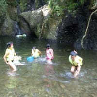 滝つぼで水遊び！