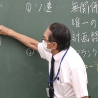 絵と、朗々と響く名調子で、生徒たちの夏を応援します。