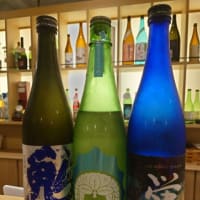 酒の美濃屋　角打ちで一人酒　～サッポロビールの「プレミアムホワイト　白穂乃香」、ゆで落花生、日本酒3種飲み比べ、山うにとうふ～