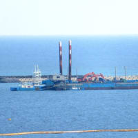 ガット船が２７日ぶりに大浦湾に入り、土砂の陸揚げ、投入が再開される