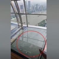 上海名物・テレビ塔の床ガラスが突如ひび割れ【動画あり】