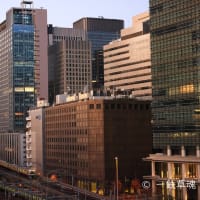 夜明けの東京駅と静かなオフィス街