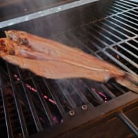 ビールを飲みながらチャーブロイルに火を入れて