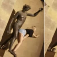 奈良公園の鹿、中国人が蹴る。　金髪の白人女、ご乱交