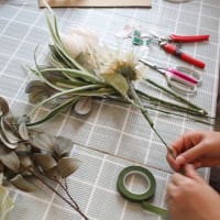 白いひまわりのリースとスワッグ、アロマ講座より