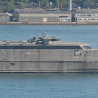 アメリカ海軍高速輸送艦グァム　関門海峡を航行姿