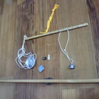 河童の竹矢造り、「重量を測る、棹秤と矢の中心を測る支点小物」