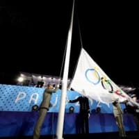 オリンピック旗を逆さまに掲揚