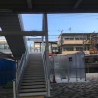 堺市の一番の繁華街の歩道階段横に、受動喫煙の危害の避けられない喫煙所が出現