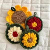 フルーツの次はお花のアクリルたわし