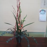 サンゴミズキを使用した季節の生け花