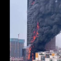 １６日　中国の通信最大手の高さ200メートル超の高層ビルで火災