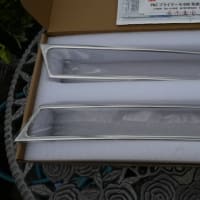 地味なキラキラモール取り付け